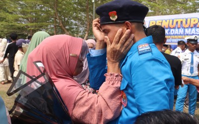 PENUTUPAN LATSARDIK DAN MASA BASIS, JADI MOMEN HARU PERTEMUAN TARUNA-TARUNI DENGAN ORANG TUA